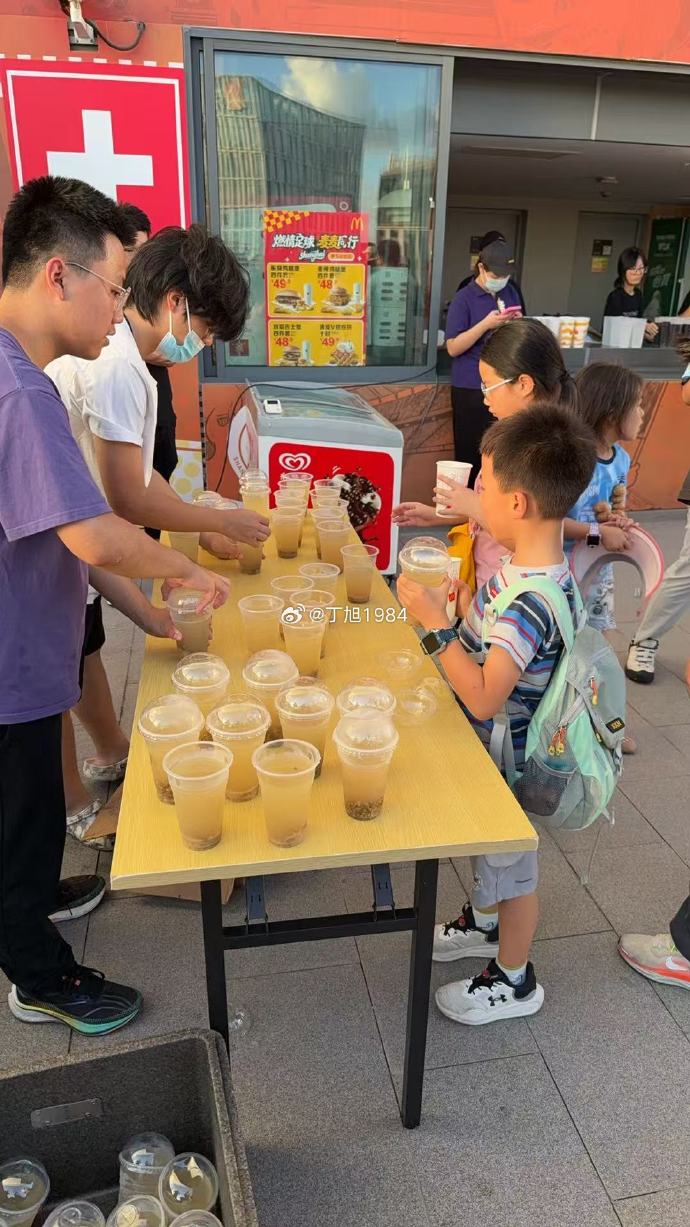 博主：上海海港在上汽浦东足球场客队区为大连球迷免费提供绿豆汤