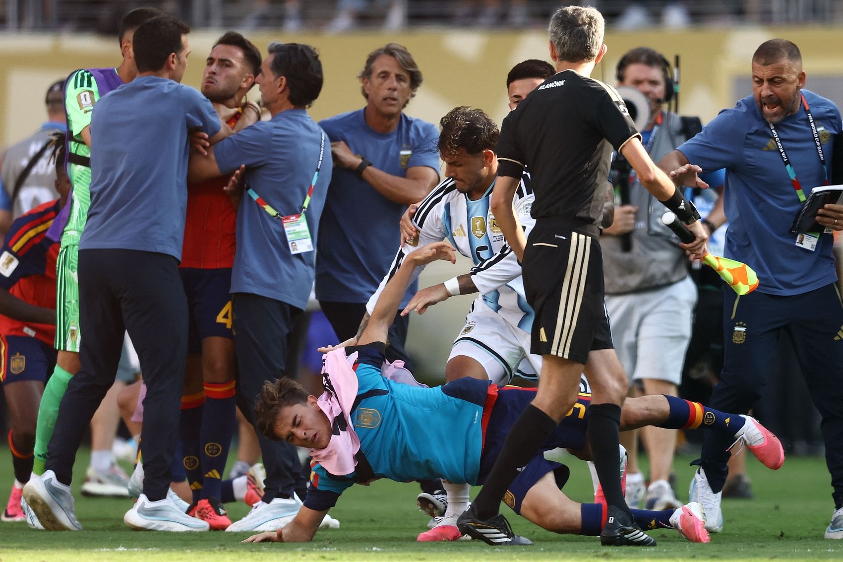 世体：西班牙将向FIFA申诉加维处罚，以巴洛贡为例希望能缓期执行
